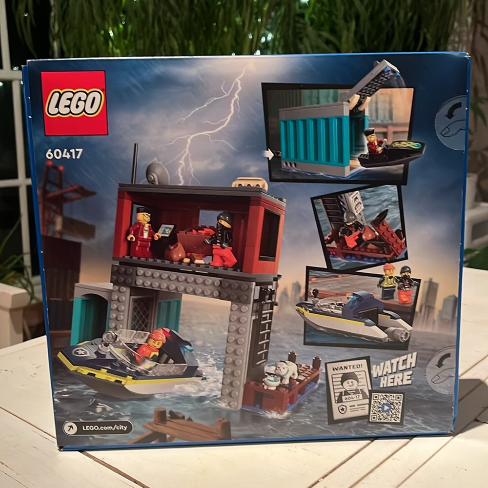 LEGO City Police Speedboat and Crooks' Hideout (60417) - Picture 2 of 8
